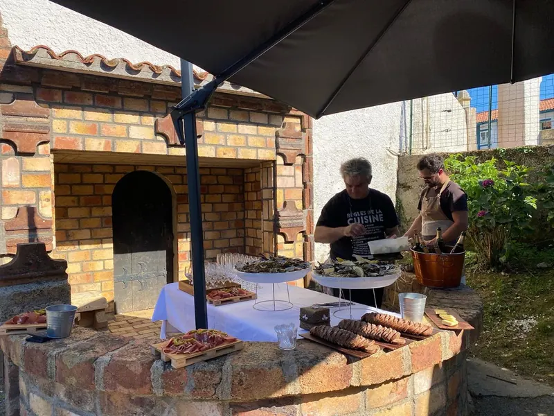 Buffet installé près d'un four en pierre