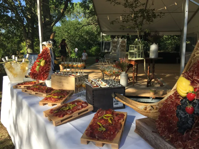 Buffet en plein air sous une tonnelle