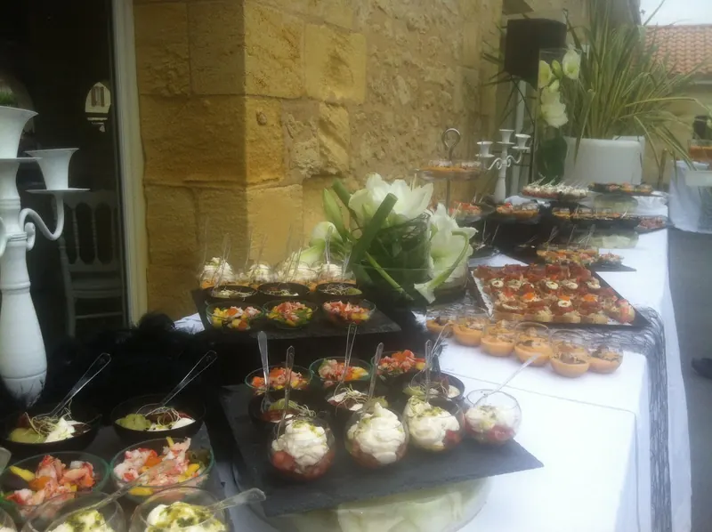 Buffet de verrines dans une salle en pierre