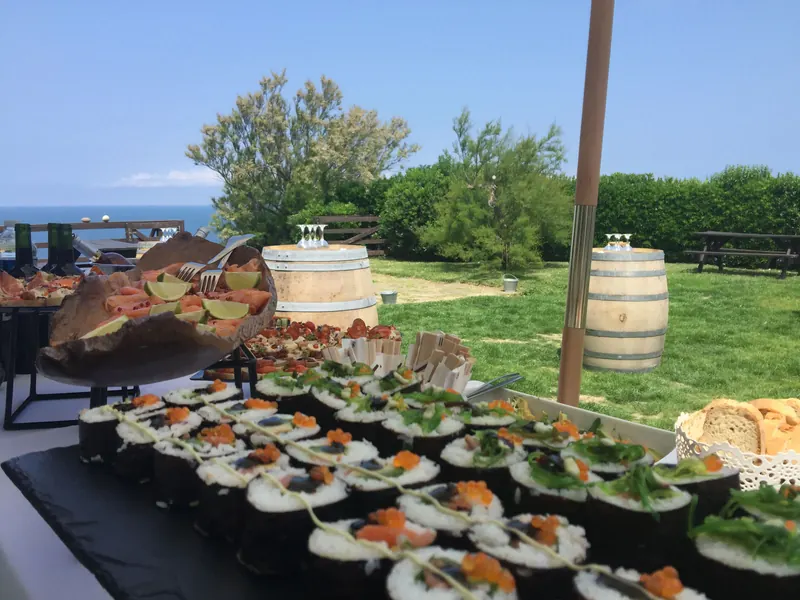 Buffet cocktail en plein air avec vue sur l'océan