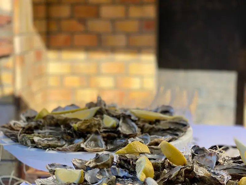 Huîtres ouvertes servies avec du citron