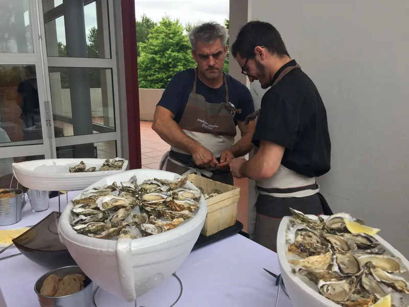 Ouverture d'huîtres en direct lors d'une réception