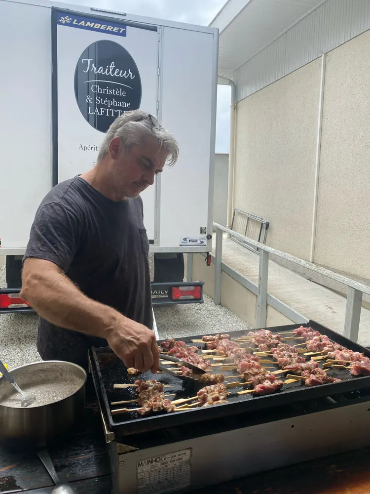 Brochettes cuites à la plancha pendant une réception