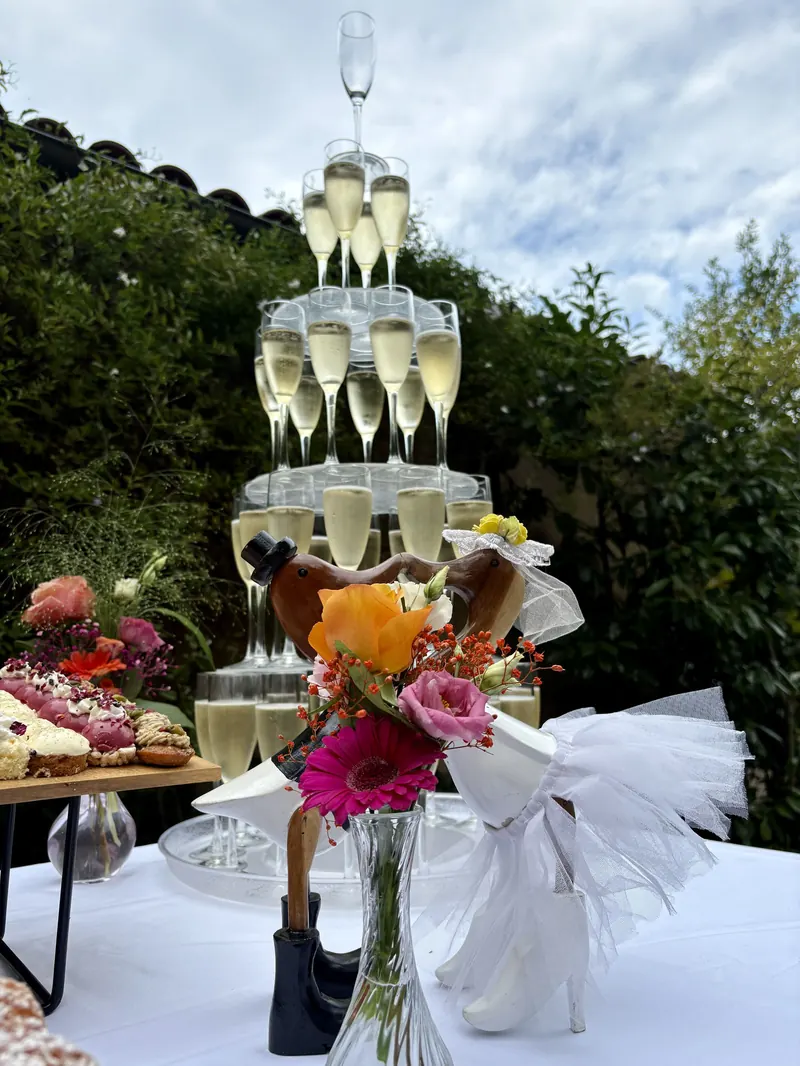 Pyramide de coupes de champagne en plein air