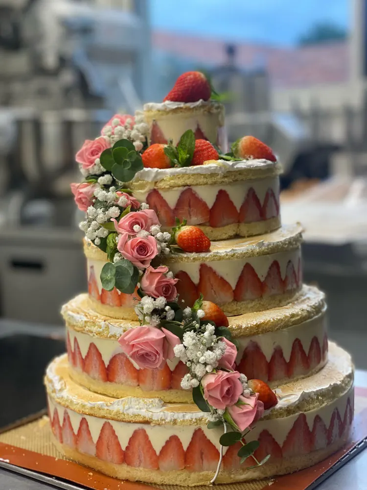 Wedding cake fraisier décoré de fleurs