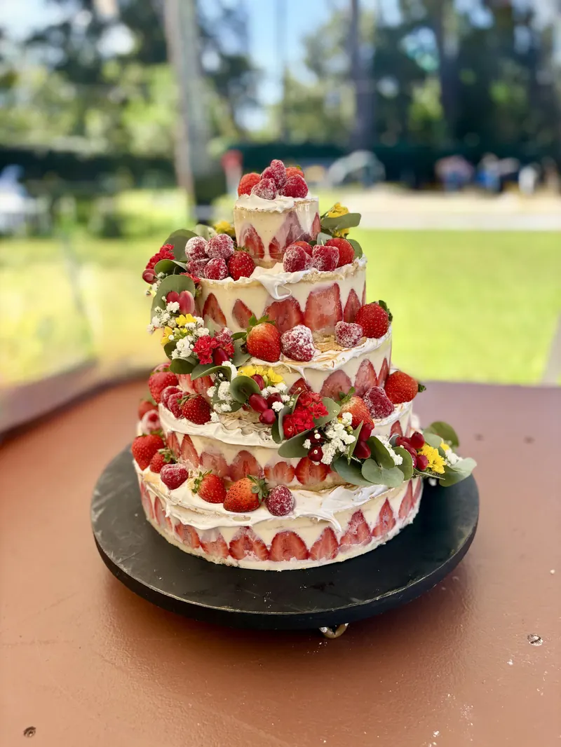 Wedding cake fraisier aux fruits rouges